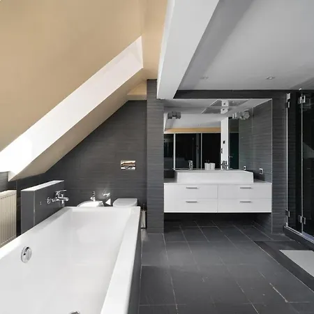 Exclusive & Stylish 3-level In Old Town - 150 M
