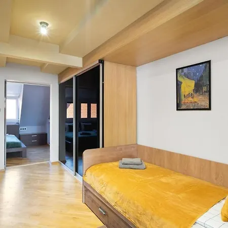 Exclusive & Stylish 3-level In Old Town - 150 M アパート *