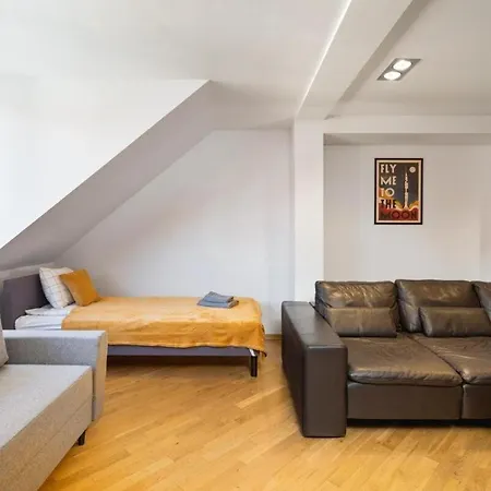 Exclusive & Stylish 3-level In Old Town - 150 M