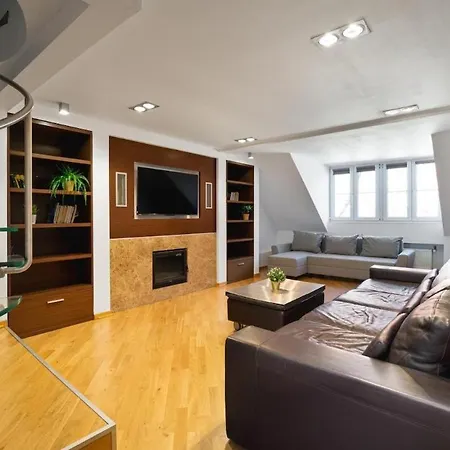Exclusive & Stylish 3-level In Old Town - 150 M ワルシャワ