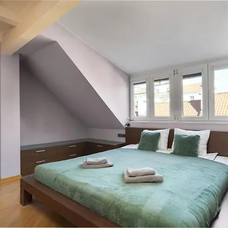Exclusive & Stylish 3-level In Old Town - 150 M *